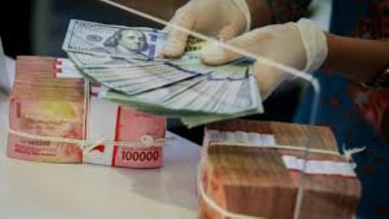 Mata uang Rupiah dan Dolar/ist