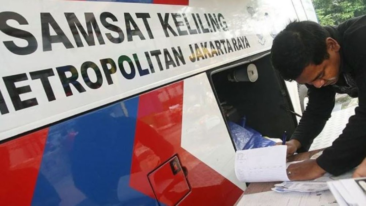 Seorang warga memanfaatkan layanan perpanjangan Samsat keliling di Jakarta Pusat. (Foto: Herka Yanis Pangaribowo/pras/ANTARA)