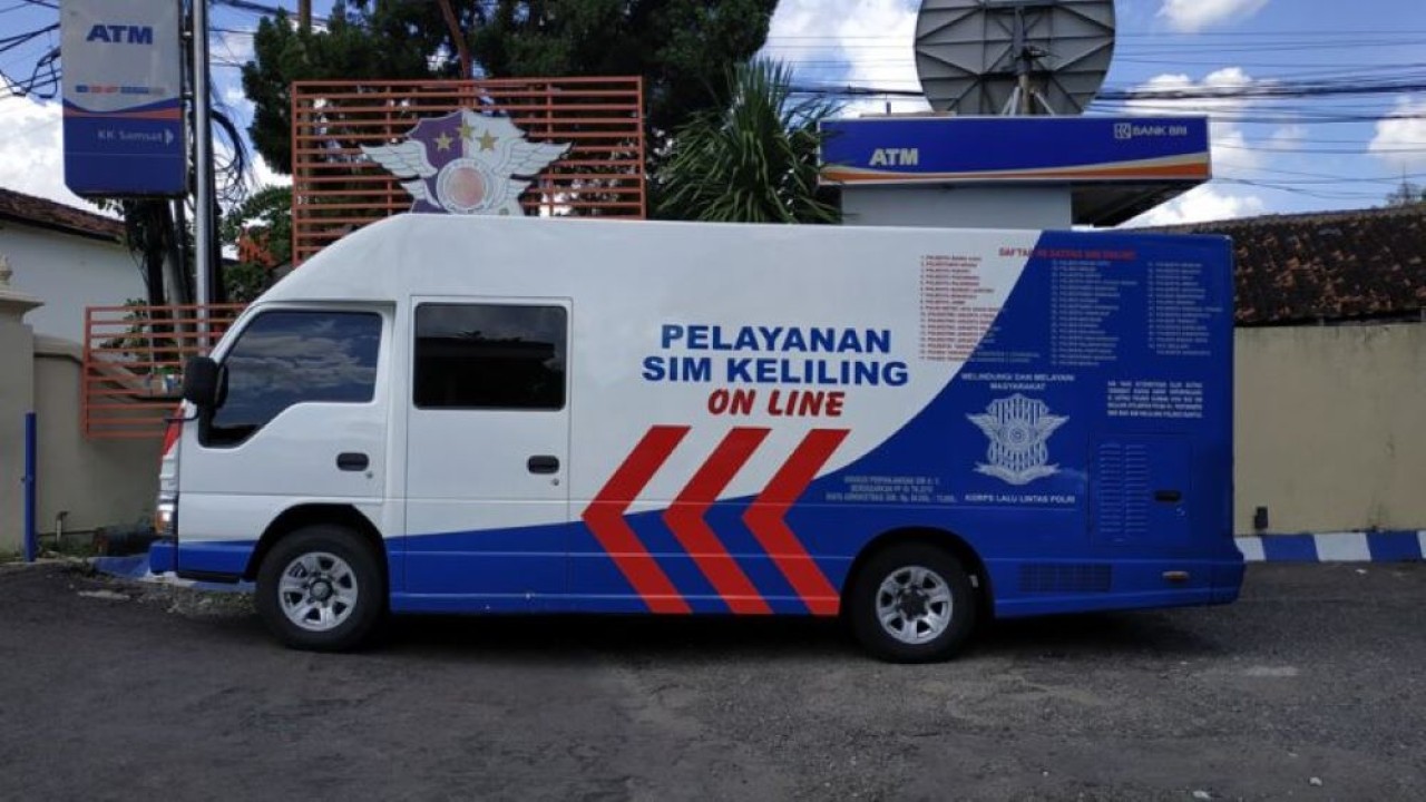 Keberadaan SIM keliling dimaksudkan guna membantu warga memperpanjang masa berlaku syarat legal berkendara. (Foto: humas.polri.go.id)