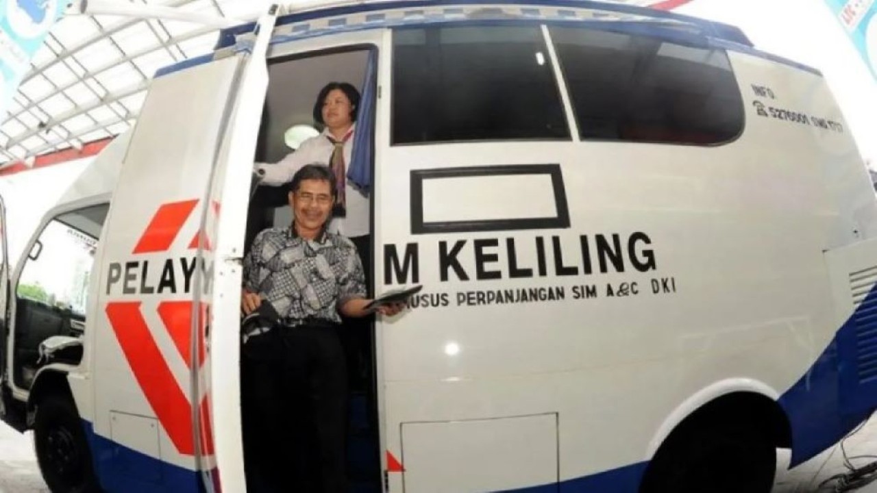 Seorang warga mengurus perpanjangan SIM di mobil pelayanan SIM Keliling, LTC Glodok, Jakarta. (Foto: ANTARA/Andika Wahyu/mes/aa)