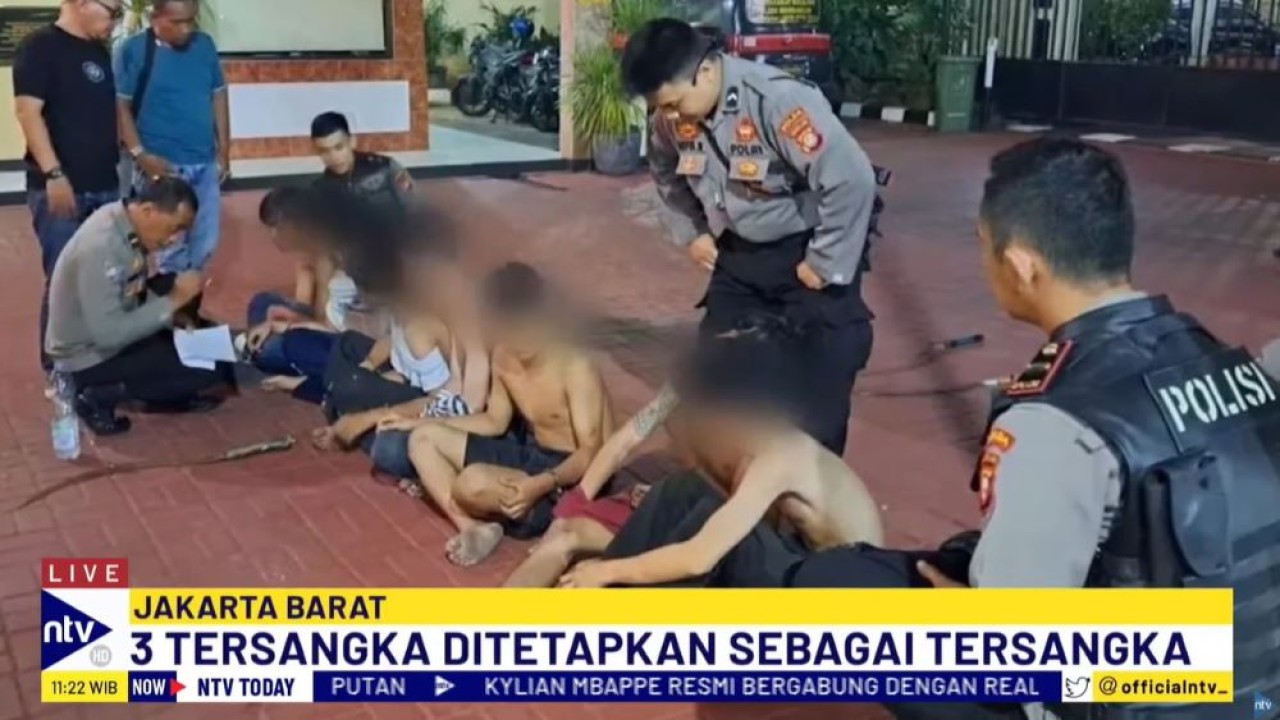 Polisi turut menyita sejumlah senjata tajam jenis celurit dari para pelaku.