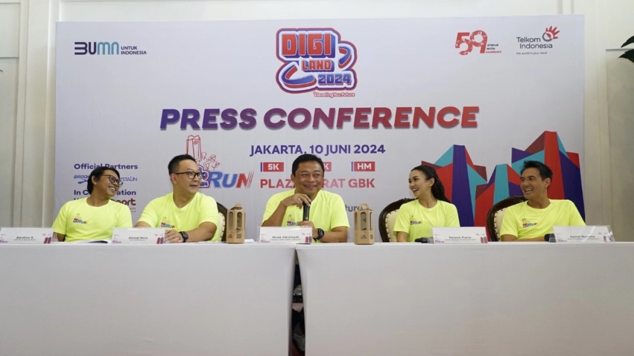 Direktur Utama Telkom Indonesia, Ririek Adriansyah (tengah), SVP Corporate Communication & Investor Relation Telkom, Ahmad Reza (kedua dari kiri), Brand Ambassador Digiland Run 2024, Daniel Mananta (paling kanan) dan Melanie Putria (kedua dari kanan), serta Director D&D Sport, Dardityo Santoso (paling kiri) saat acara press conference Digiland Run 2024 di Jakarta, Senin (10/6/2024). (Foto: Istimewa/Telkom)