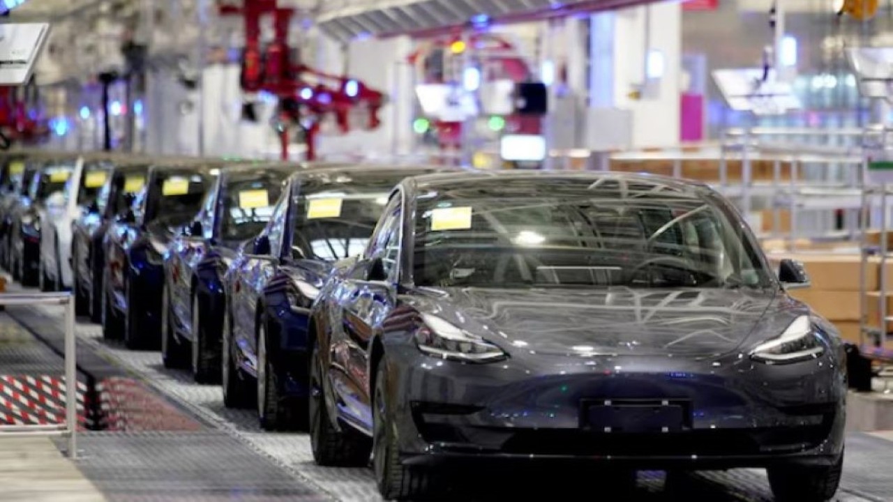 Kendaraan listrik Tesla Model 3 buatan China terlihat saat acara pengiriman di pabriknya di Shanghai, China, 7 Januari 2020. (Foto: Dok/Aly Song/Reuters)