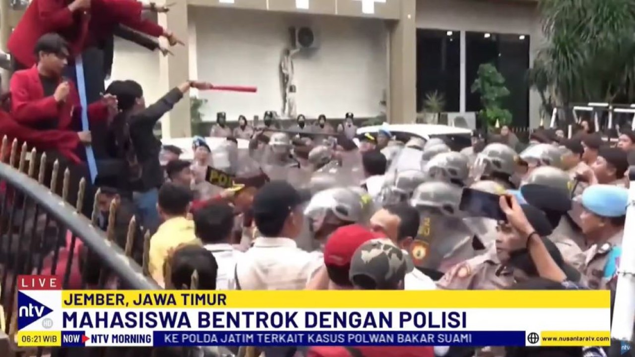 Unjuk rasa IMM Jember untuk memberikan rapor merah kepada Bupati Jember Hendy Siswanto berakhir ricuh.