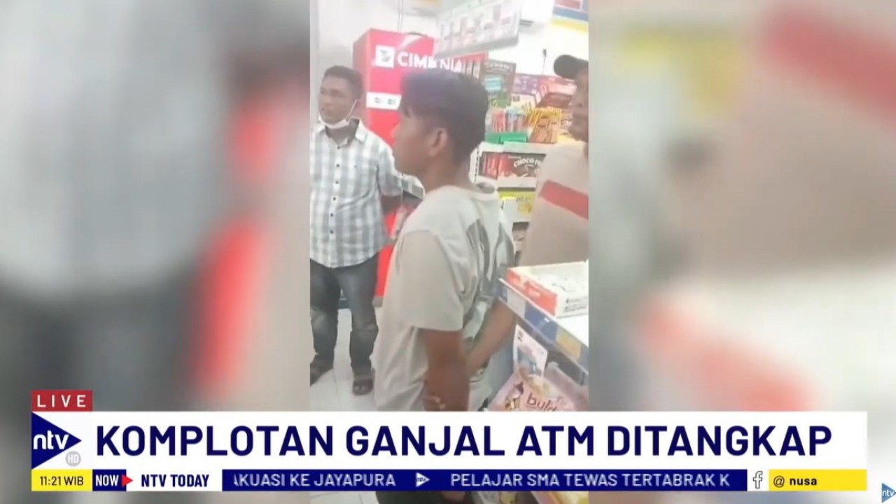 Komplotan ganjal ATM ditangkap warga saat beraksi di sebuah minimarket di Kawasan Pademangan, Jakarta Utara (Jakut), pada Kamis (18/7/2024) sore.