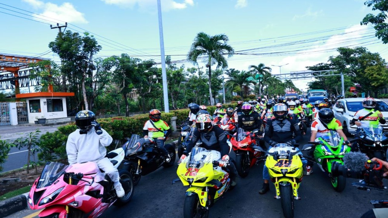 Road To Pertamina Grand Prix of Indonesia 2024, 2 pembalap Pertamina Enduro VR46 Racing Team Fabio Di Giannantonio dan Marco Bezzecchi parade bareng komunitas klub motor Bali/istimewa