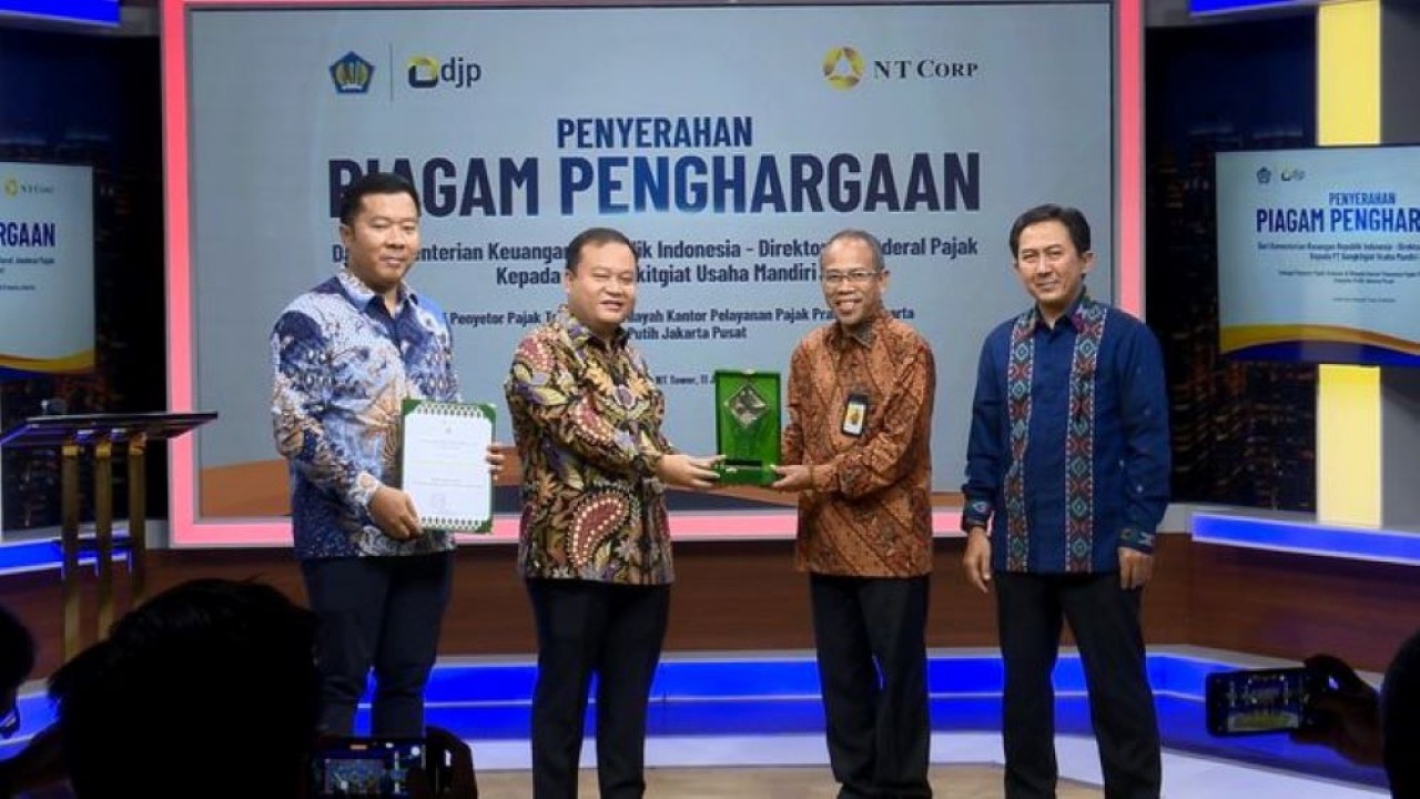 Penyerahan Piagam Penghargaan dari Kementerian Keuangan Republik Indonesia-Direktorat Jenderal Pajak kepada PT Bangkit Usaha Mandiri Sebagai "Wajib Pajak Badan, Penyetor Pajak Terbesar di Wilayah Kantor Pelayanan Pajak Jakarta Cempaka Putih, Jakarta Pusat."