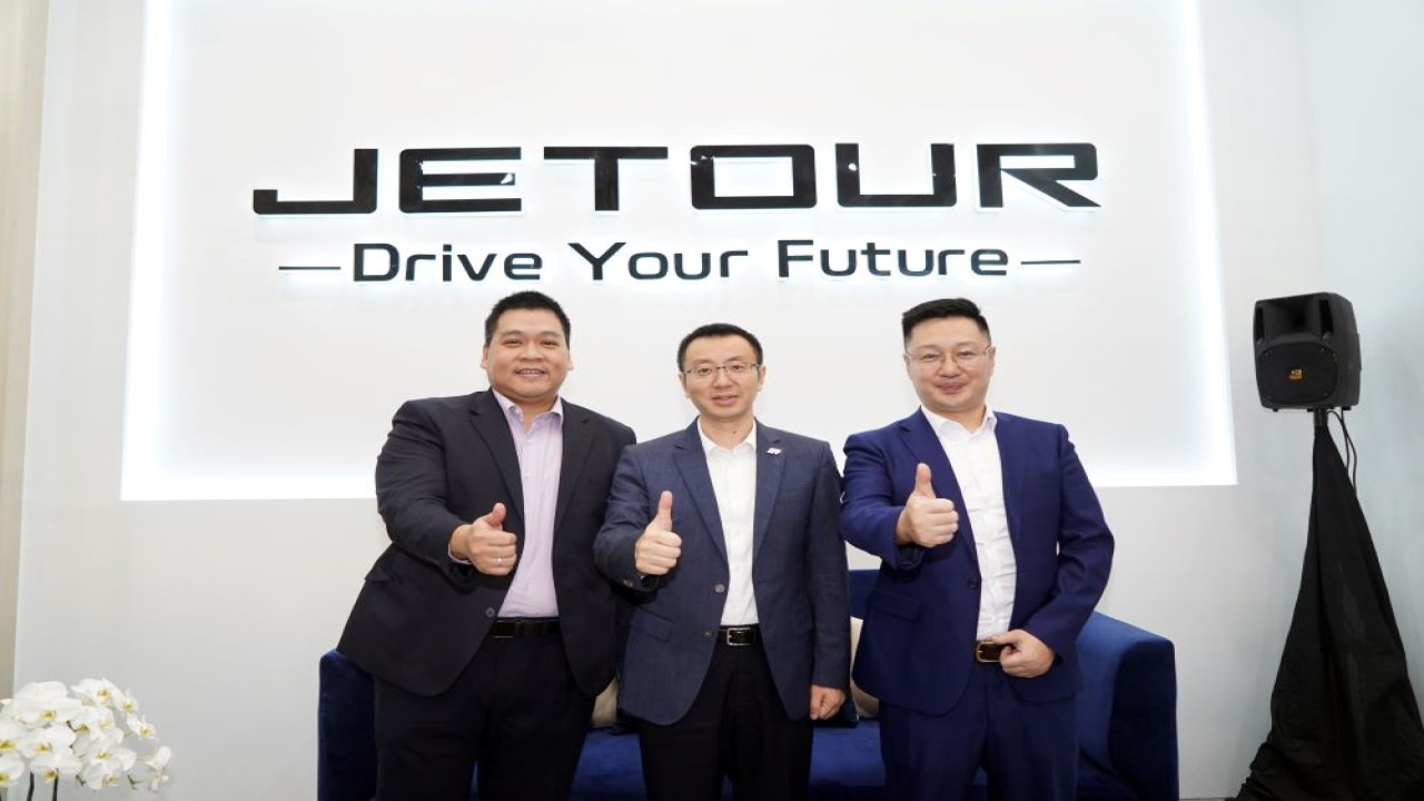 Dari kiri ke kanan, Michael Budihadrja, Sales & Network Director PT JETOUR Motor Indonesia, Kevin Xu Haifeng, Vice President PT JETOUR International dan Jacky Yang, President Director PT JETOUR Motor Indonesia/Foto: Istimewa