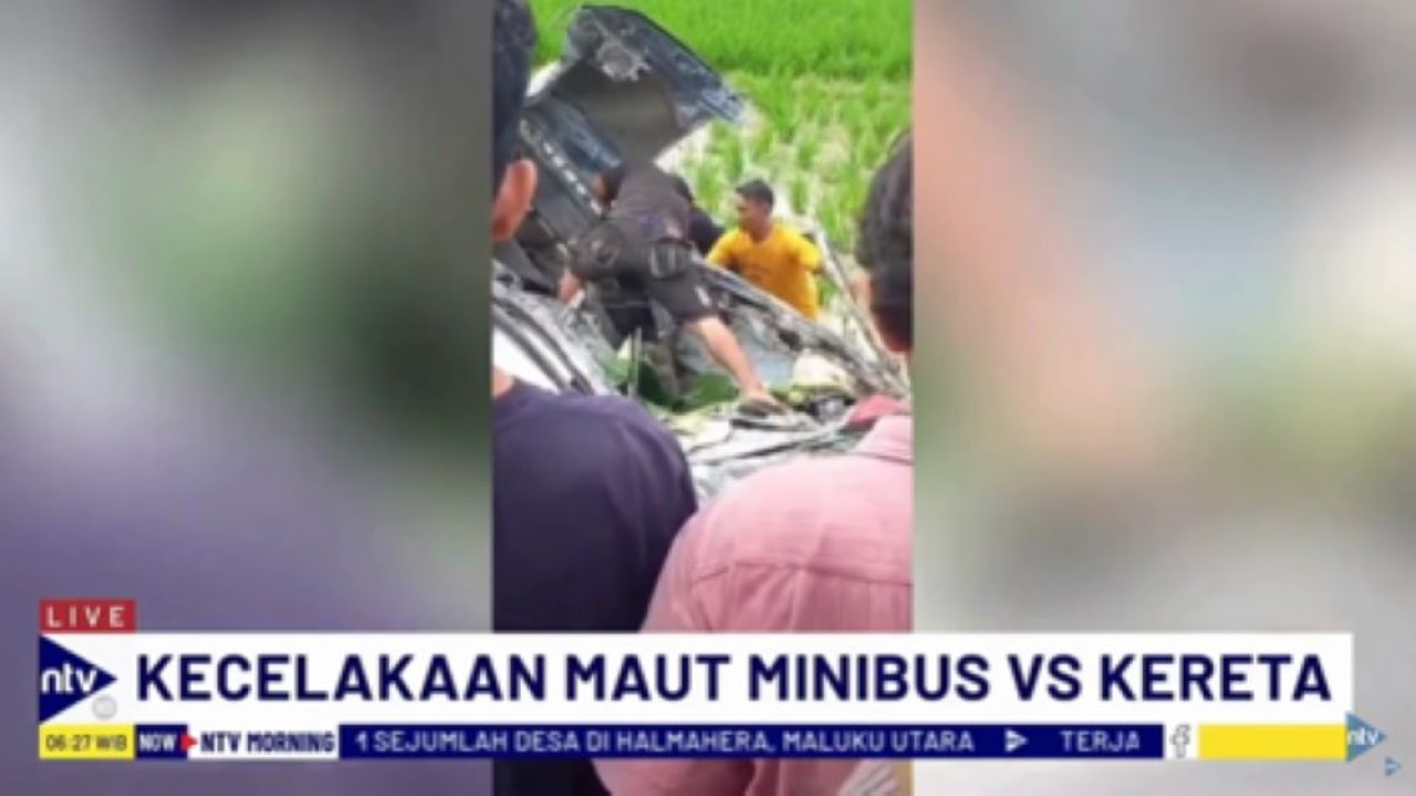 Warga berusaha menolong para korban yang terjepit dalam minibus akibat ditabrak kereta api