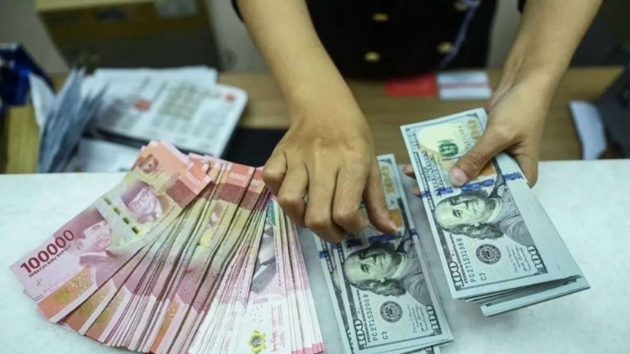 Mata uang Rupiah dan Dolar AS/ist