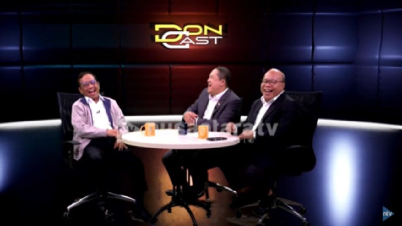 Prof Mahfud MD bersama dua host Don Bosco Selamun dan Donny de Keizer (tengah) dalam tayangan perdana program terbaru NusantaraTV yang diberi nama DonCast/tangkapan layar NTV