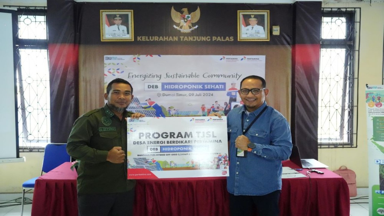 Pertamina Grup melalui subholding PT Kilang Pertamina Internasional (KPI) - Unit Dumai dan Pertamina New & Renewable Energy (Pertamina NRE) melalui subholdingnya, menjalankan program Desa Energi Berdikari (DEB) dengan membangun pembangkit listrik tenaga surya (PLTS) kelompok hidroponik Sehati. Penyerahan PLTS off-grid dengan kapasitas 2,2 kWp & 5 kWh battery storage secara simbolis berlangsung di Aula Kantor Lurah Tanjung Palas, Kota Dumai, Selasa (9/7)/Foto: Istimewa