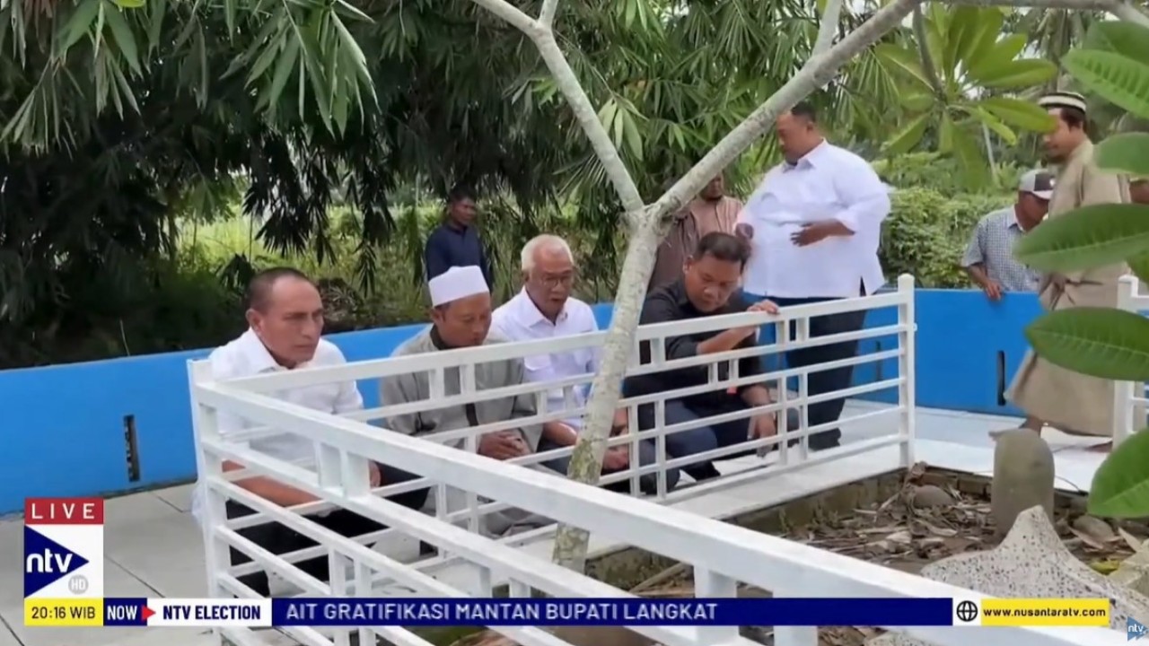 Edy Rahmayadi berziarah ke makam pendiri Kota Medan, Guru Patimpus Sembiring di Kecamatan Hamparan Perak, Kabupaten Deli Serdang, Senin (1/7/2024).