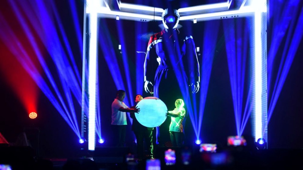 Menteri BUMN Erick Thohir, Komisaris Utama Pertamina Simon Aloysius Mantiri, dan Direktur Utama Pertamina Nicke Widyawati melakukan simbolis 4 Tahun Pertamina AKHLAK Fest 2024 di Istora Senayan, Selasa (9/7)/istimewa