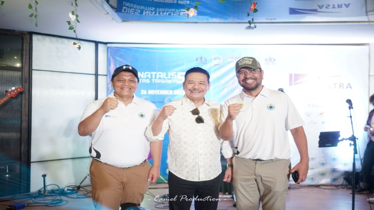 Dr. Firmanto Laksana bersama sang mertua Prof. Dr. Otto Hasibuan S.H., M.M. dan kolega/istimewa