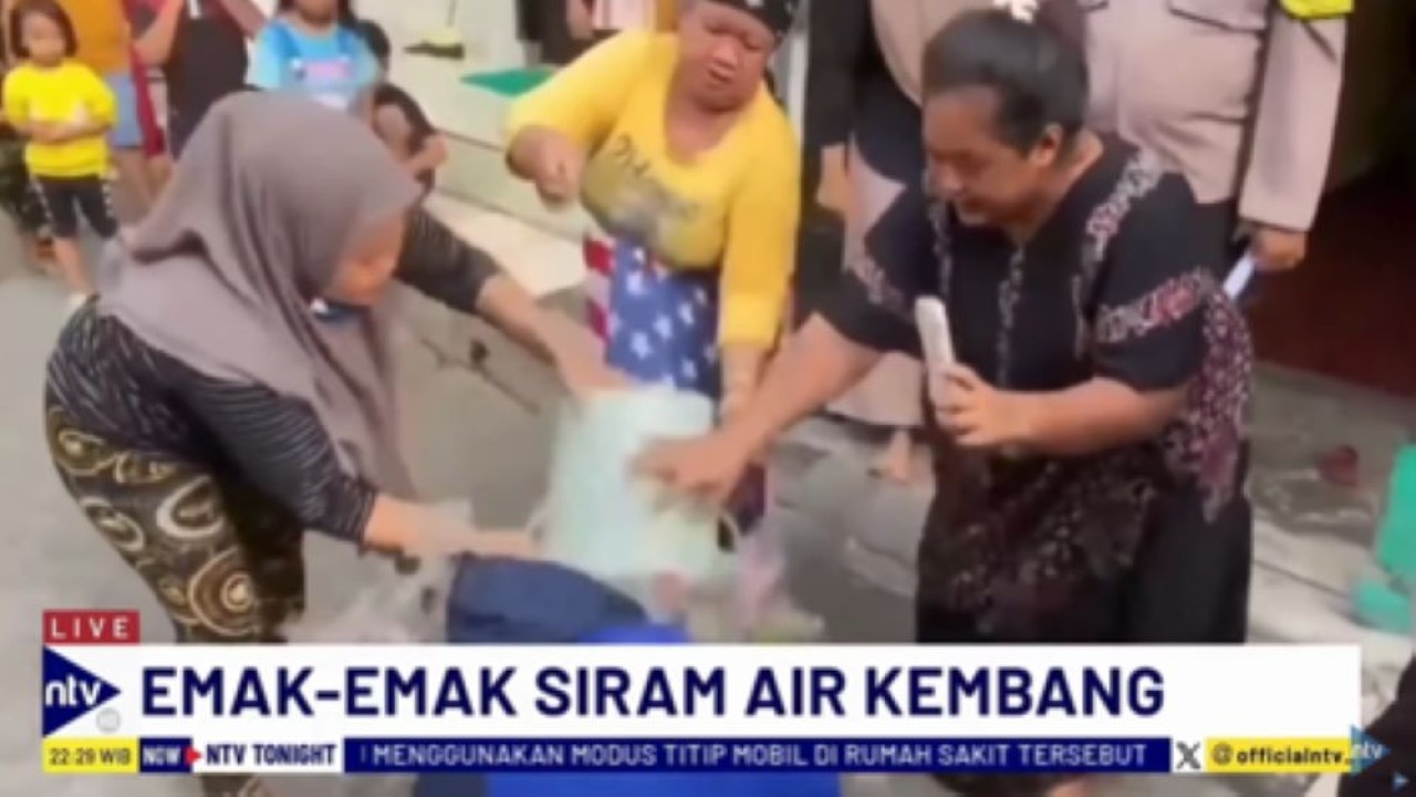 Gengster di Surabaya disiram air cucian dan kembang tujuh rupa oleh emaknya yang kesal dengan kelakuan anaknya/tangkapan layar NTV
