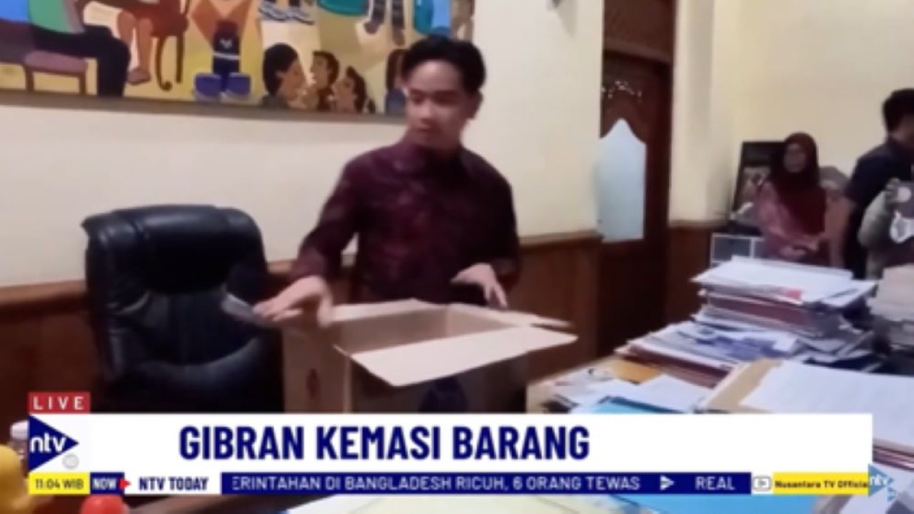 Gibran Rakabuming Raka mengemasi barang usai mundur sebagai Wali Kota Solo