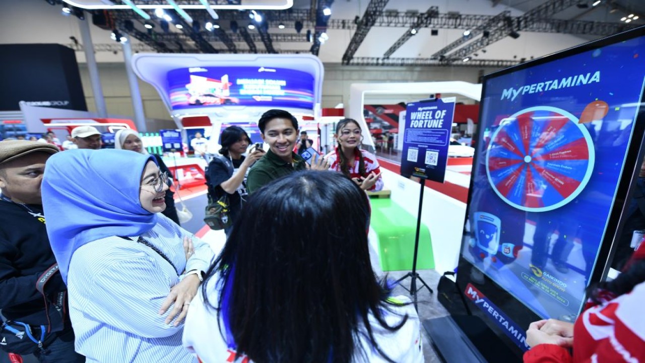 Direktur Keuangan Pertamina Persero Emma Sri Martini Menyaksikan Games Wheel of Fortune di Booth Pertamina dalam acara GAIKINDO Indonesia International Auto Show (GIIAS) di ICE BSD, jumat (26/7)/Foto: Istimewa