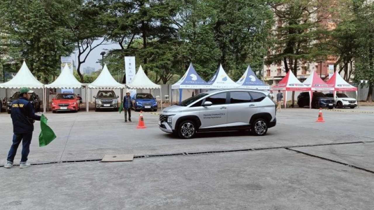 Bagi pengunjung yang ingin melakukan test drive di GIIAS 2024 bisa langsung mendaftarkan diri. (Foto: Adiantoro/NTV)