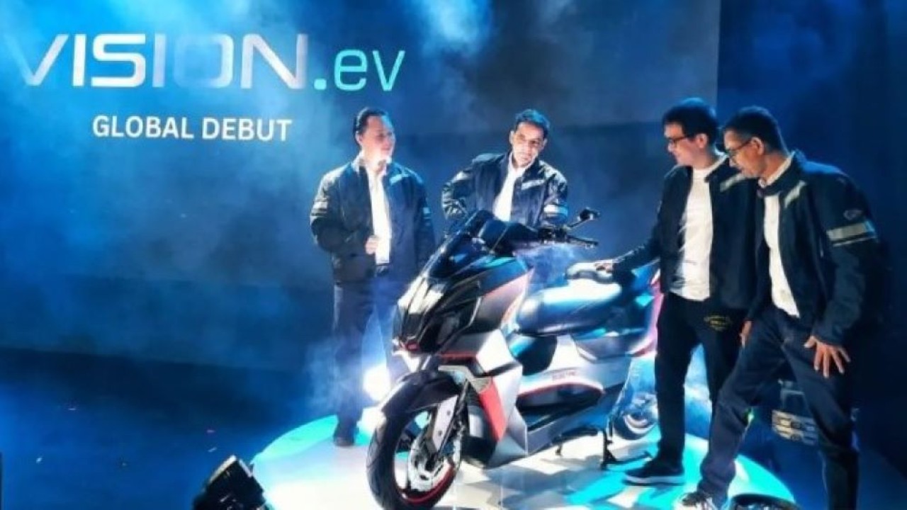 IMOTO resmi hadirkan kendaraan elektrik pertama merak yang diproduksi lokal yakni Vision.ev di Jakarta, Selasa (16/7/2024). (Foto: ANTARA/Chairul Rohman)