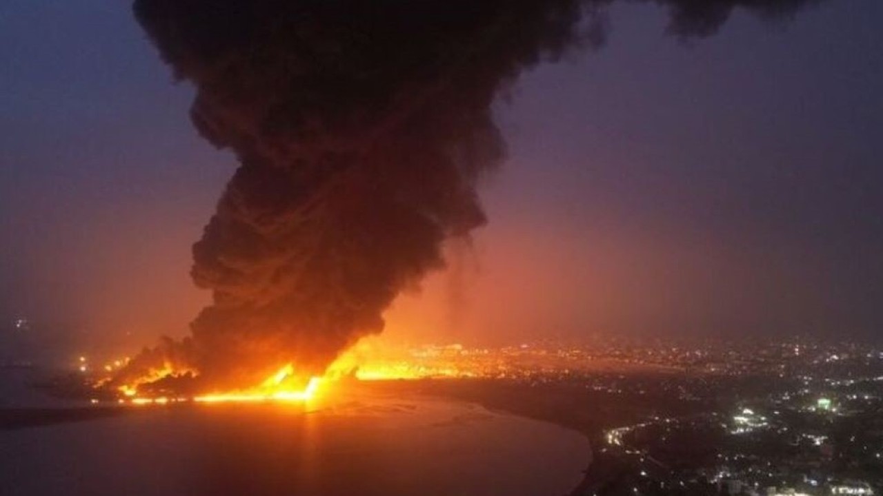 Serangan udara Israel di Hodeidah, Yaman, pada 20 Juli 2024. (Houthi Media Centre/Handout via Reuters)