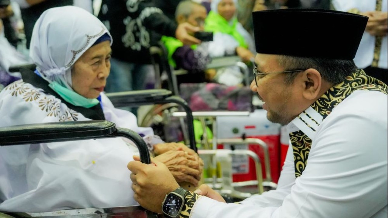 Menag Yaqut Cholil Qoumas menyambut kedatangan jamaah JKG 63 di Asrama Haji Pondok Gede, Jakarta, Minggu (21/7/2024). (Foto: Istimewa/Kemenag)