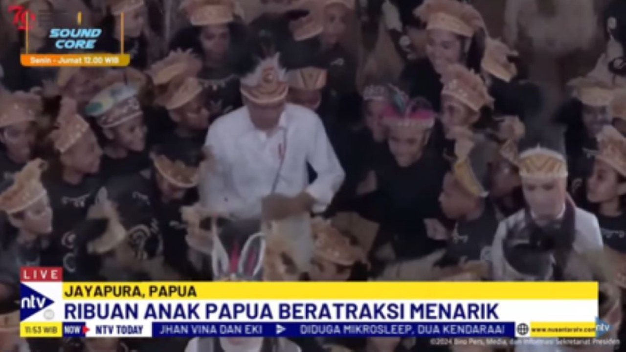 Presiden Joko Widodo menari bersama ribuan anak-anak dalam acara puncak perayaan Hari Anak Nasional 2024 di di Istora Papua bangkit di Jayapura Papua