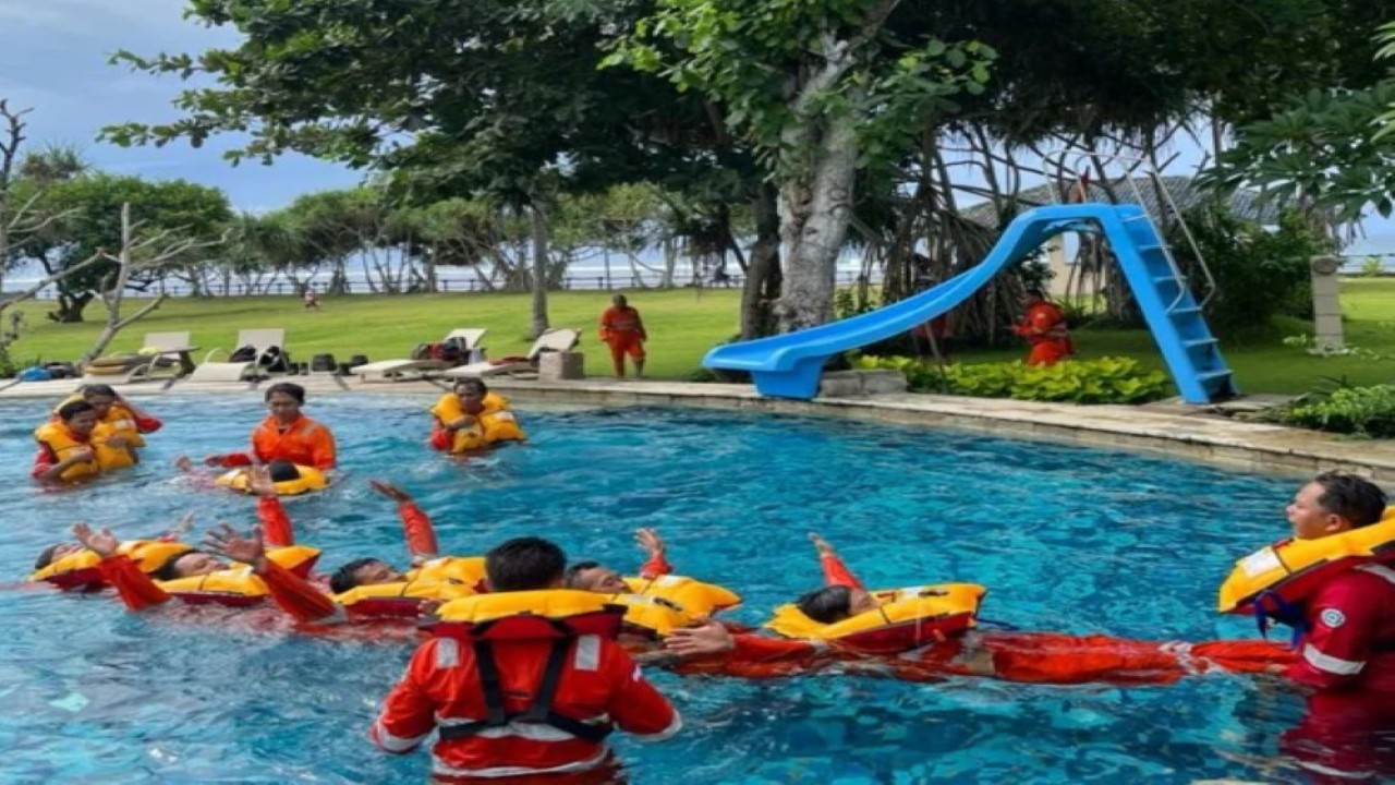 Para instruktur dari PT. Davai Karya Pratama memberikan pelatihan K3 Basic Sea Survival Training kepada para pekerja PT. JGC Indonesia (JGC Holdings) dan PT. Sekawan Kontrindo di Sumbawa, Nusa Tenggara Barat (NTB)/istimewa