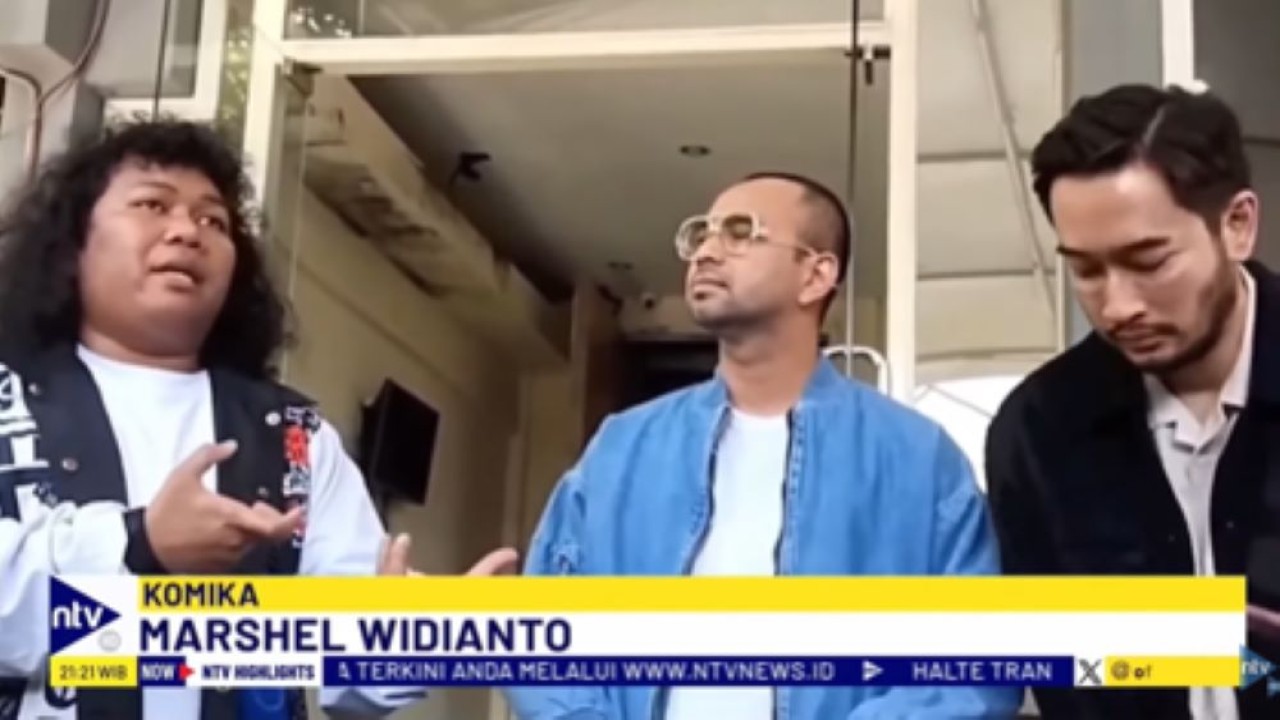 Komika Marshel Widianto menjawab pertanyaan pers terkait pencalonnya sebagai Calon Wakil Wali Kota bersama Ahmad Riza Patria di Pilwakot Tangerang Selatan