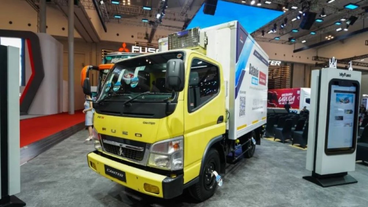 PT Krama Yudha Tiga Berlian Motors (KTB) menghadirkan teknologi telematics yang bisa digunakan oleh konsumen untuk memaksimalkan fungsi dan kinerja dari kendaraan niaga buatan Mitsubishi Fuso. (Foto: Istimewa)