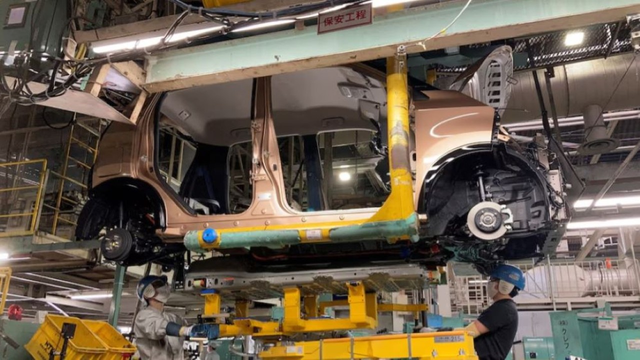 Pekerja memasang baterai untuk model kendaraan listrik baru di pabrik Mitsubishi Motor Corp di Kurashiki, Jepang, 19 Mei 2022. (Foto: Dok/Satoshi Sugiyama/Reuters)