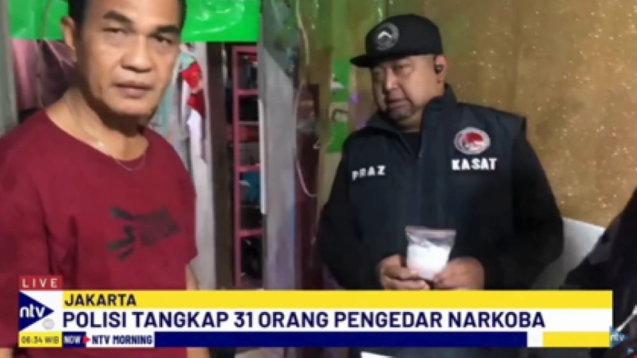 Polisi menemukan narkoba jenis sabu seberat ratusan gram saat menggrebek Kampung Muara Bahari