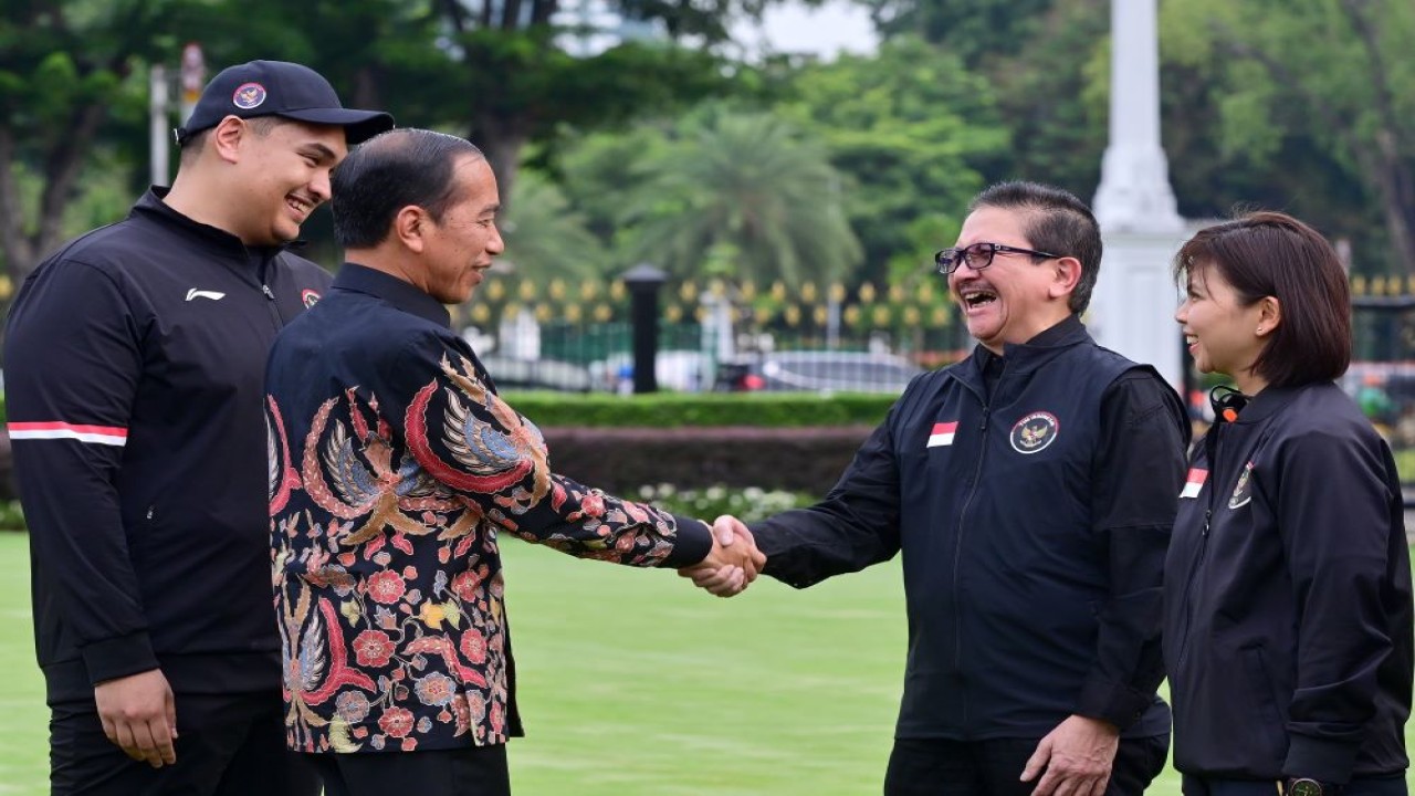 Presiden Republik Indonesia Joko Widodo berjabat tangan dengan Presiden Direktur PT Freeport Indonesia Tony Wenas saat acara pelepasan secara resmi Kontingen Indonesia di Istana Negara menuju Olimpiade 2024 Paris, Rabu (10/7)/Foto: BPMI Setpres
