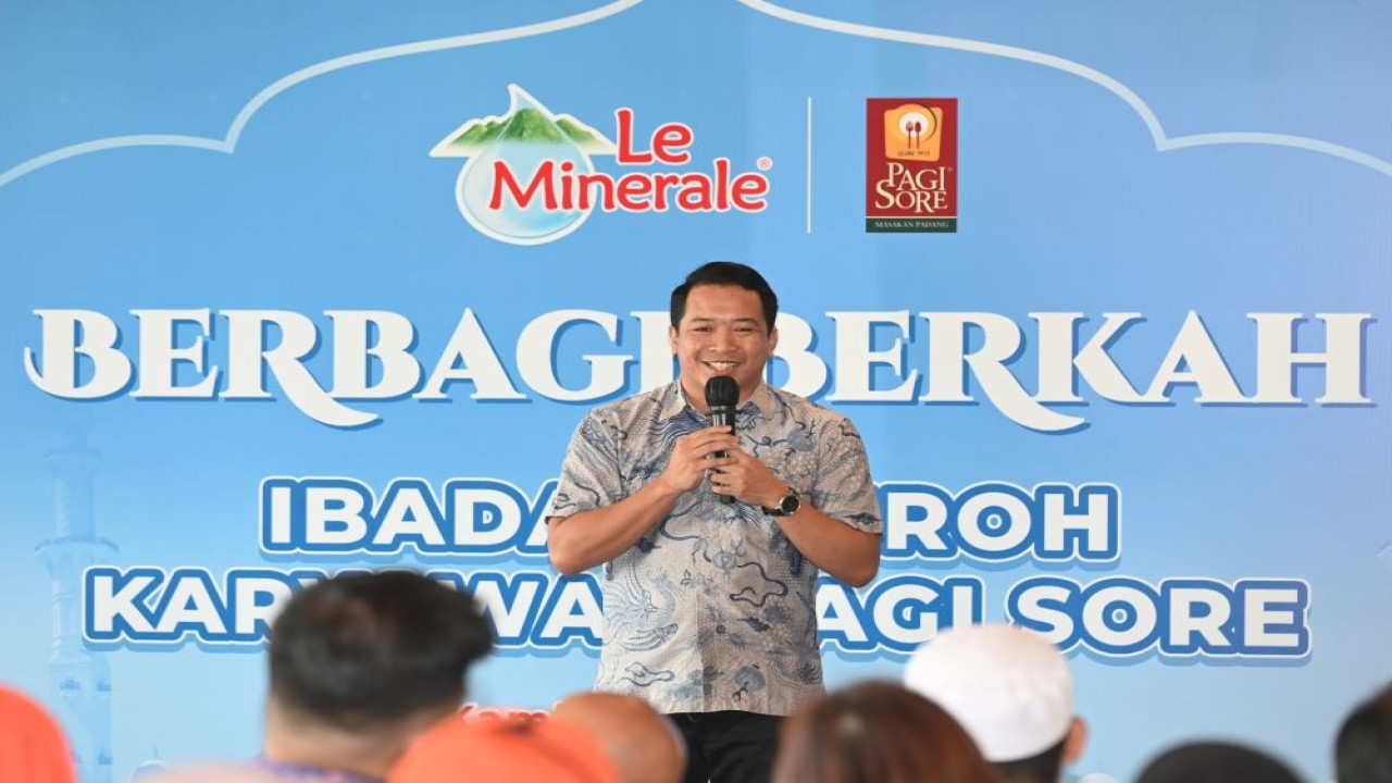 Febri Satria Hutama, Marketing Director Le Minerale memberikan sambutan dalam acara "Berbagi Berkah Ibadah Umrah untuk Karyawan Pagi Sore", di Restoran Pagi Sore, Jeruk Purut, Jakarta (25/7).