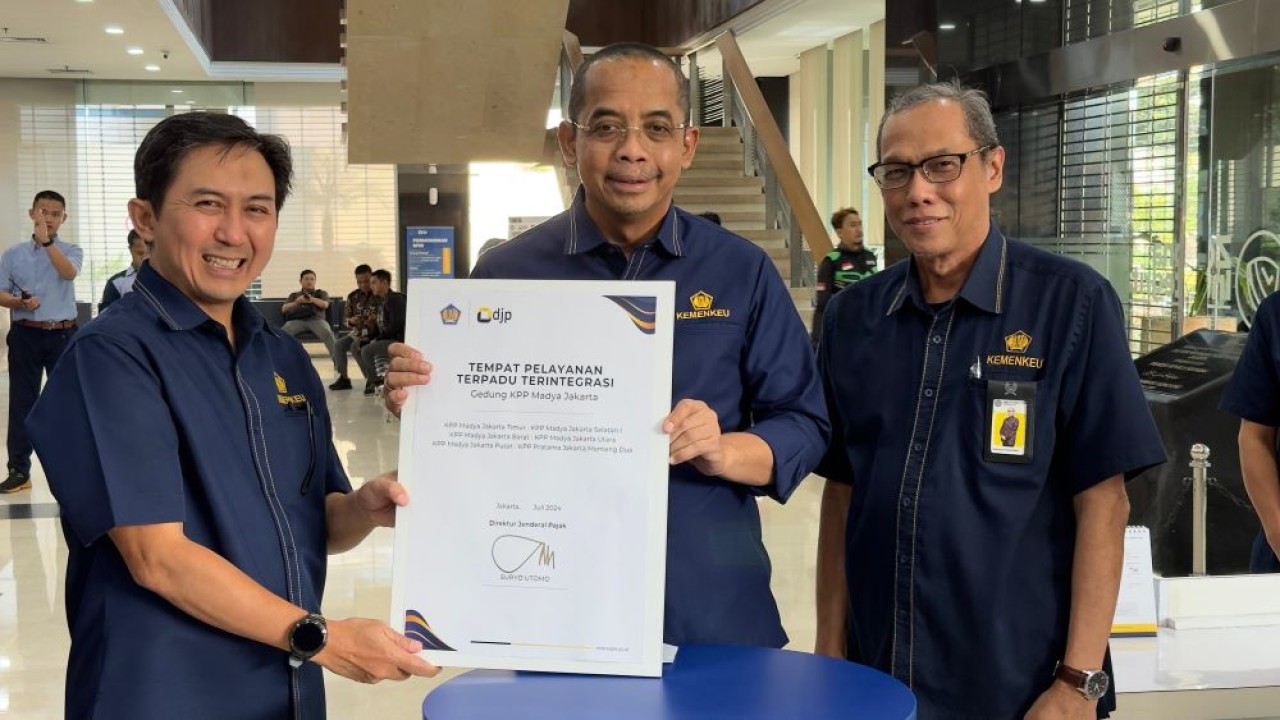 Direktur Jenderal Pajak, Suryo Utomo, bersama Kepala Kanwil DJP Jakarta Pusat, Eddie Wahyudi, meresmikan Tempat Pelayanan Terpadu (TPT) Terintegrasi pertama di wilayah Jakarta. Acara peresmian ini dilaksanakan di Gedung KPP Madya Jakarta, Jalan M.I. Ridwan Rais nomor 5A-7, Jakarta Pusat/Foto: Istimewa