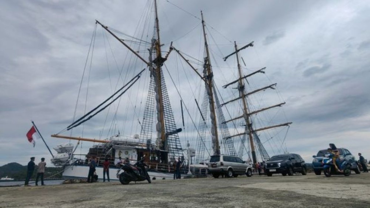 KRI Dewaruci bersandar di Dermaga CT1 BPKS, Sabang, Aceh, Sabtu (22/6/2024). (ANTARA/Gilang Galiartha)