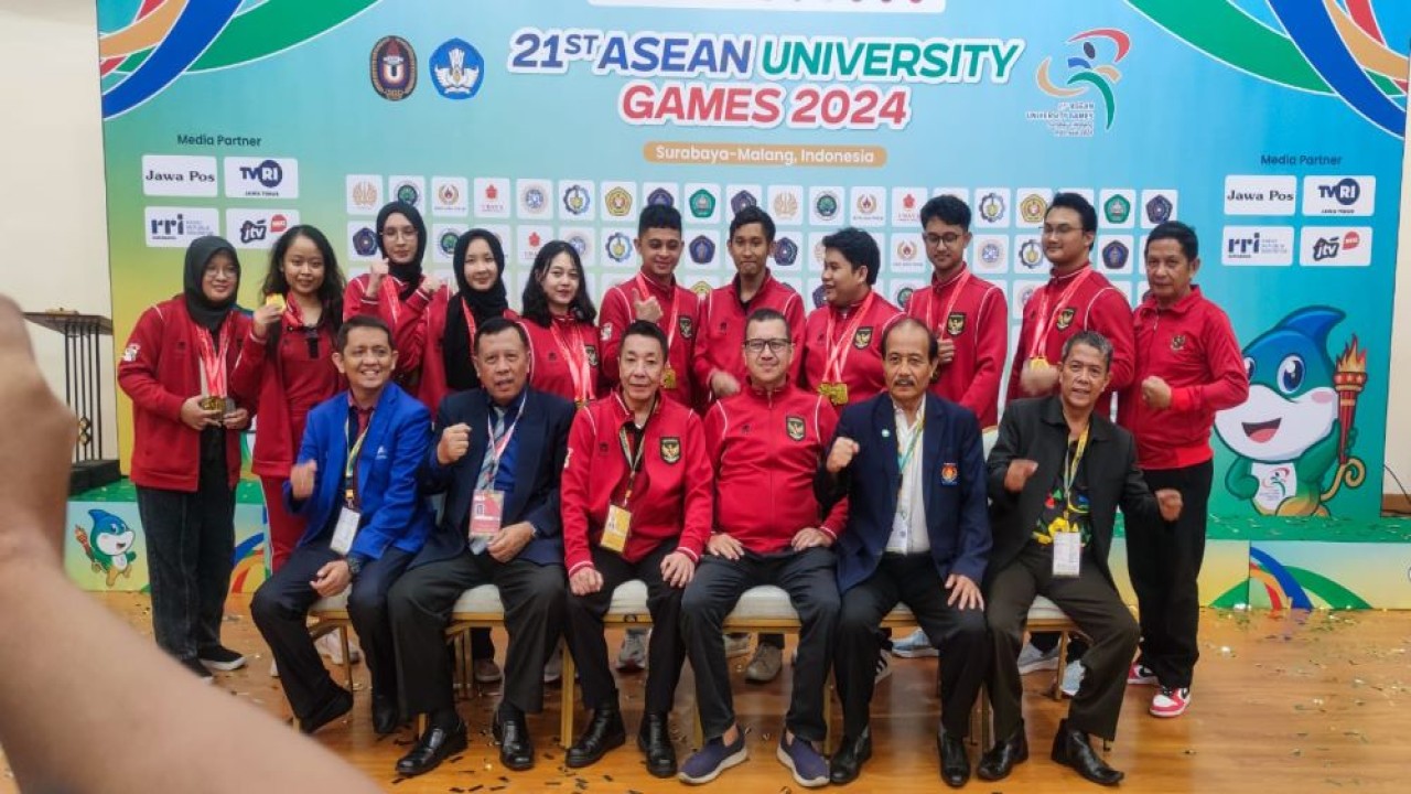 Tim Catur Mahasiswa Putra-Putri Indonesia bersama ofisial federasi dari PB Percasi, Henry Hendratno dan wasit saat penutupan pertandingan cabor catur 21st Asean University Games 2024/ist