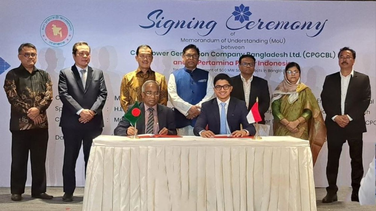 Pertamina New & Renewable Energy (Pertamina NRE) resmi menandatangani MoU bersama Coal Power Generation Company Bangladesh Limited (CPGCBL) untuk proyek pembangkit Listrik tenaga surya (PLTS) dengan kapasitas 500 MW di daerah Moheshkhali dan di berbagai area lain yang potensial di Bangladesh. (Foto: Istimewa/Pertamina)