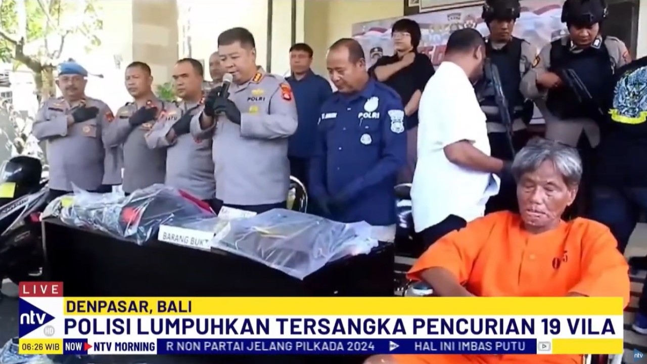 Polisi harus menggiring residivis berinisial P (59) dengan menggunakan kursi roda saat dihadirkan di Polsek Kuta Selatan.