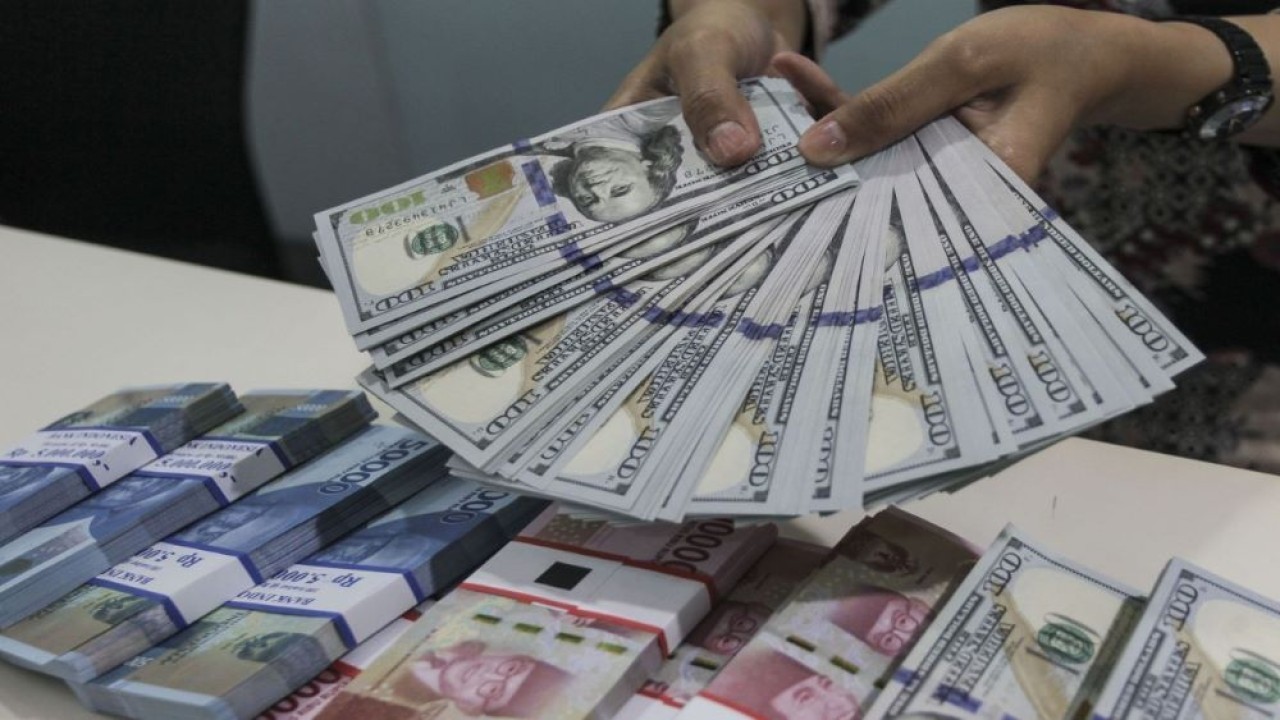 Mata uang Rupiah dan Dolar AS/ist