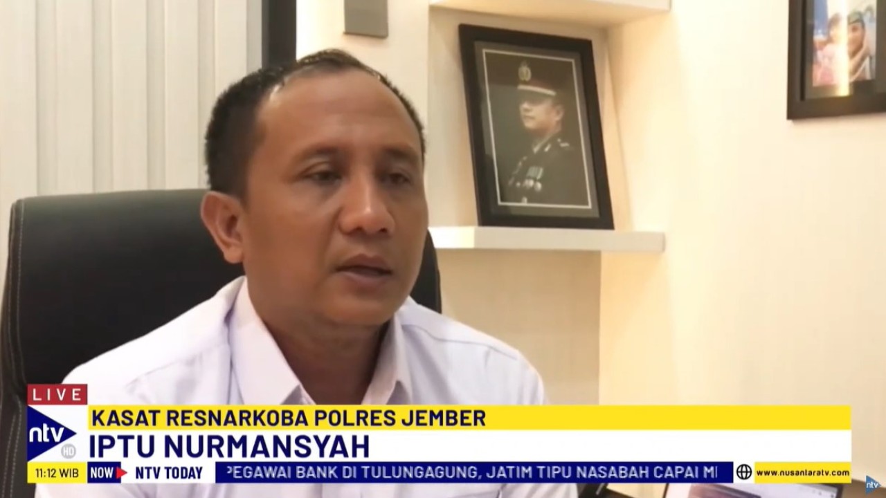 Tim Satresnarkoba Polres Jember menggerebek sebuah rumah kontrakan yang menjadi persembunyian bandar sabu berinisial S di Desa Bagon, Kecamatan Puger, Jember, Jawa Timur.