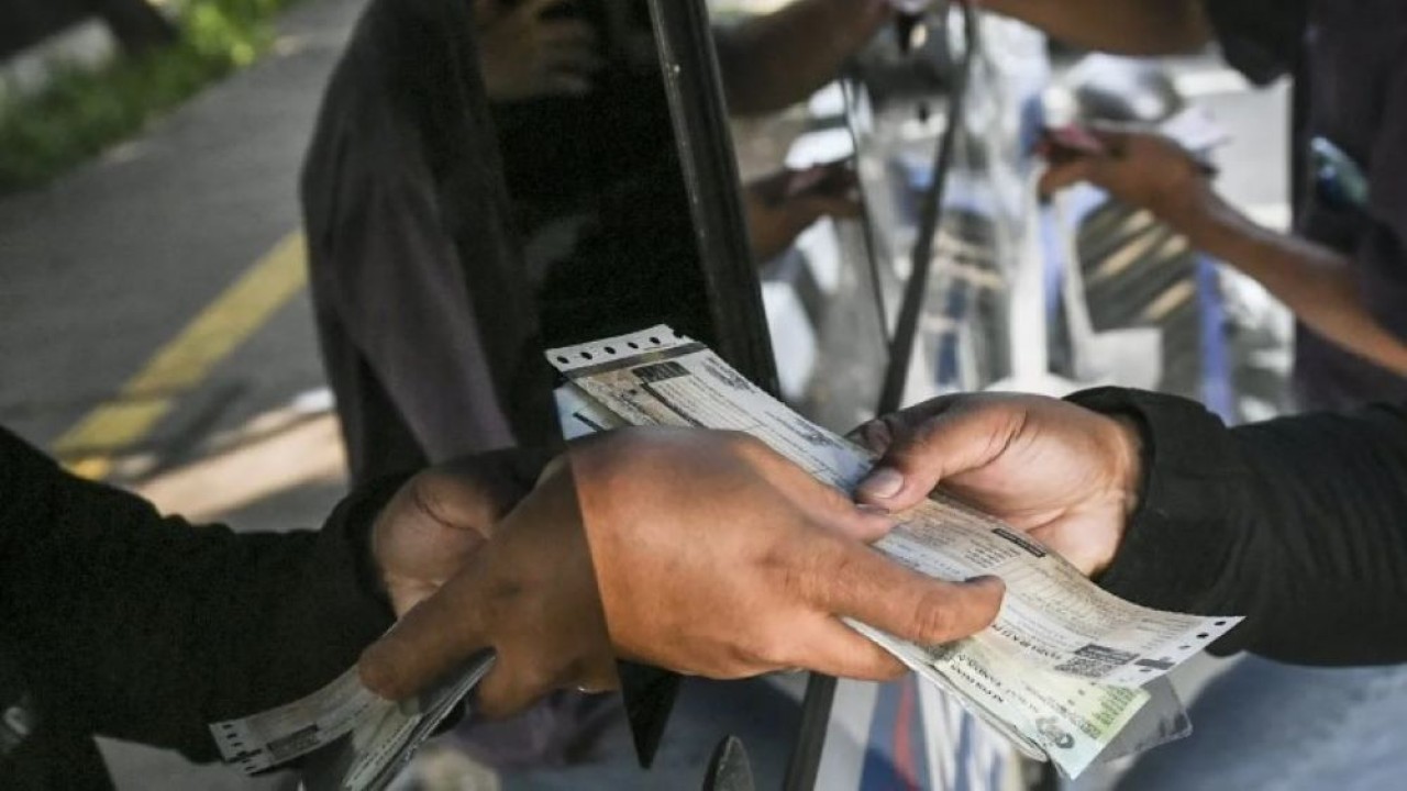 Warga mengambil STNK usai melakukan pembayaran pajak kendaraan bermotor di gerai pelayanan Samsat Keliling di Lapangan Banteng, Jakarta, Kamis (20/6/2024). (Foto: ANTARA FOTO/Hafidz Mubarak A/foc)