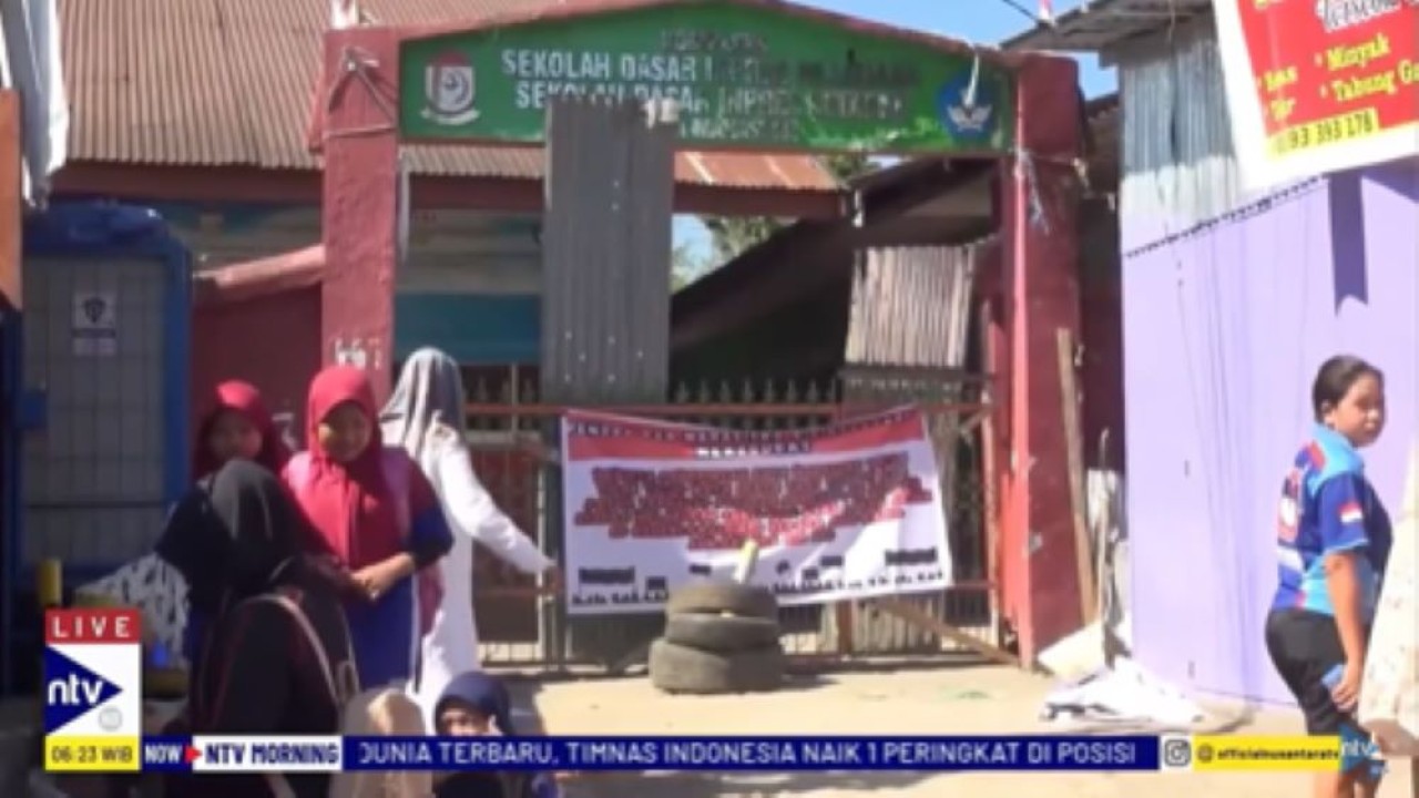 Para siswa dan guru SD Negeri Pajjaiang tak bisa melaksanakan aktifitas belajar mengajar seperti biasa karena sekolah mereka disegel ahli waris