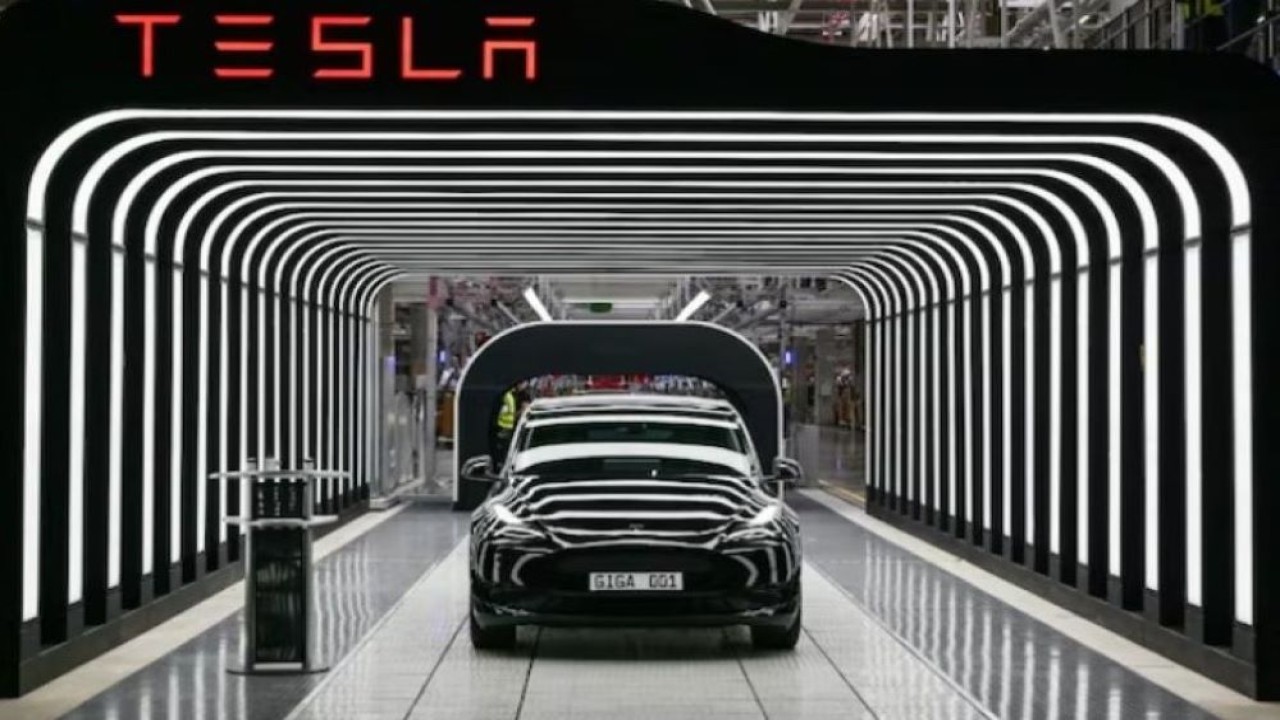 Tesla Model Y terlihat selama upacara pembukaan Tesla Gigafactory baru untuk mobil listrik di Gruenheide, Jerman, 22 Maret 2022. (Foto: Dok/Patrick Pleul/Pool via Reuters)
