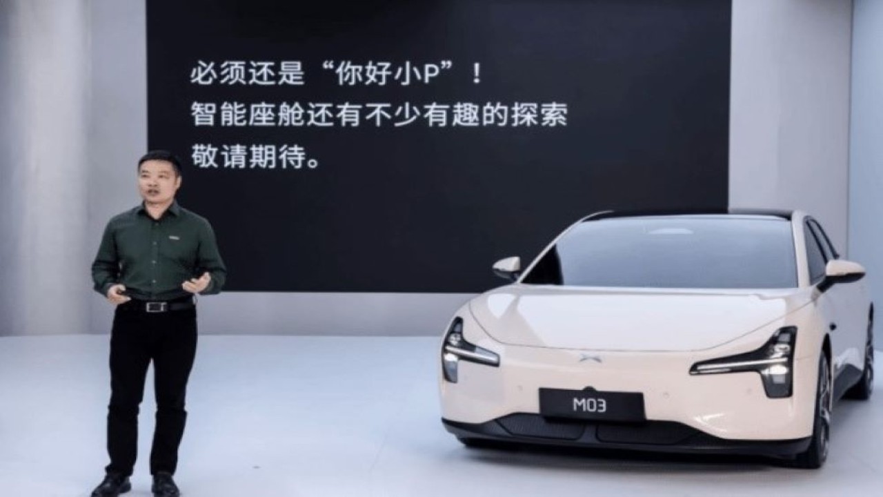 CEO Xpeng He Xiaopeng saat memperkenalkan secara global sedan listrik Xpeng Mona M03, pada Rabu (3/7/2024). (Foto: Carnewschina)