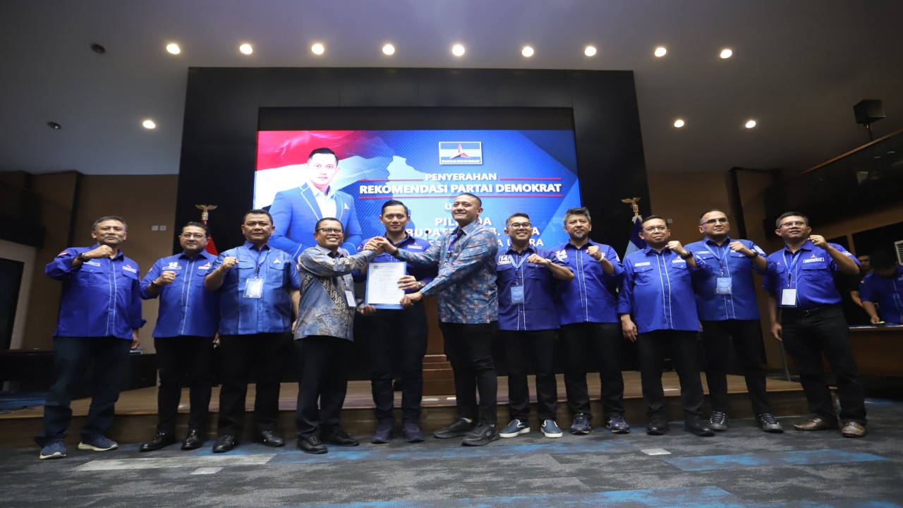 Ketua Umum Partai Demokrat Agus Harimurti Yudhoyono Saat Memberikan Surat Rekomendasi Pilkada 2024