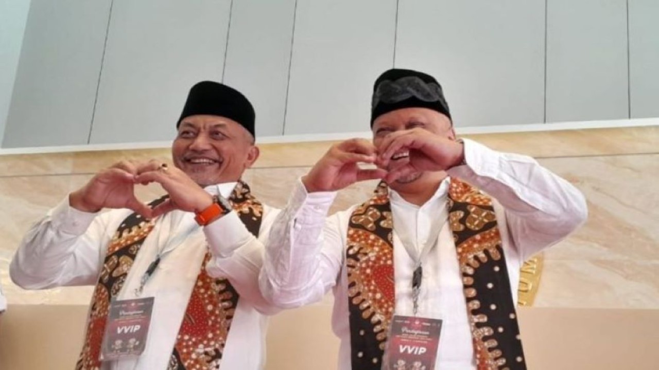 Pasangan calon Gubernur dan Wakil Gubernur Jabar Ahmad Syaikhu-Ilham Habibie seusai mendaftar di Kantor KPU Jabar, Kamis (29/8/2024). (Foto: ANTARA/Ricky Prayoga)