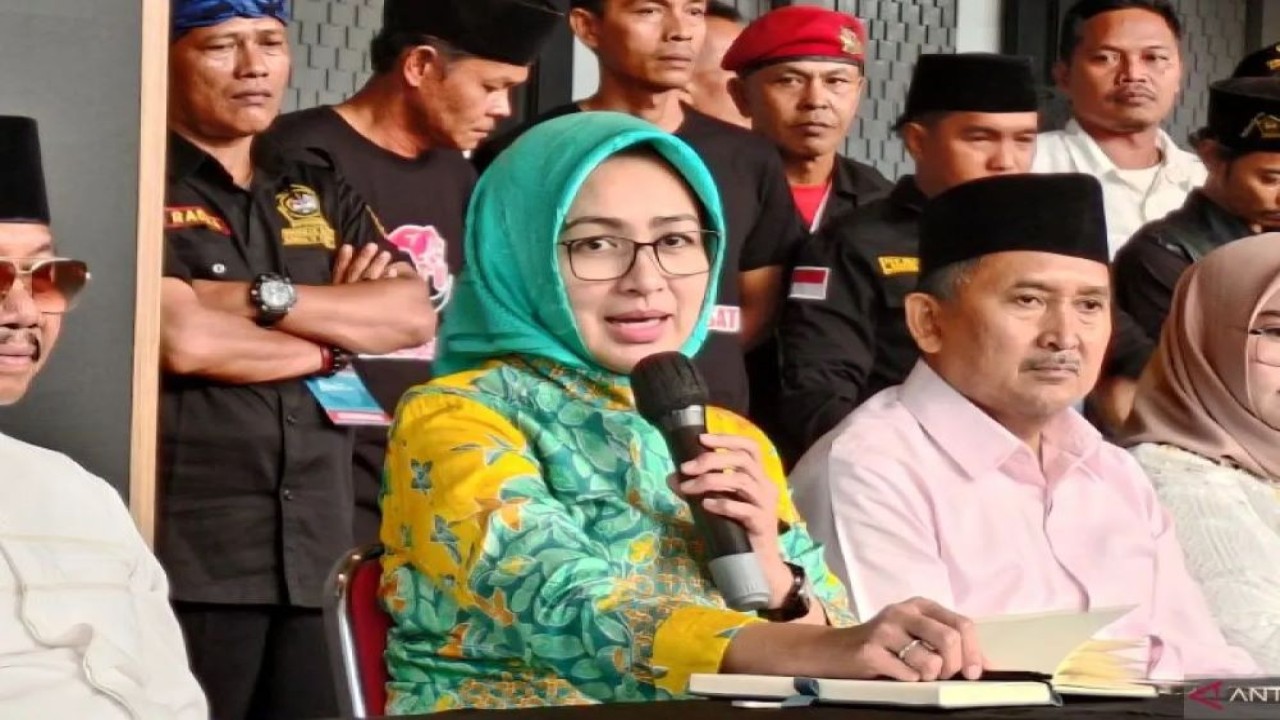 Bakal calon Gubernur Banten Airin Rachmi Diany (kiri) memberikan keterangan pers usai menghadiri deklarasi Pilkada serentak untuk calon kepala daerah Banten dari PDIP pada Minggu (26/8/2024). ANTARA/Azmi Samsul Maarif