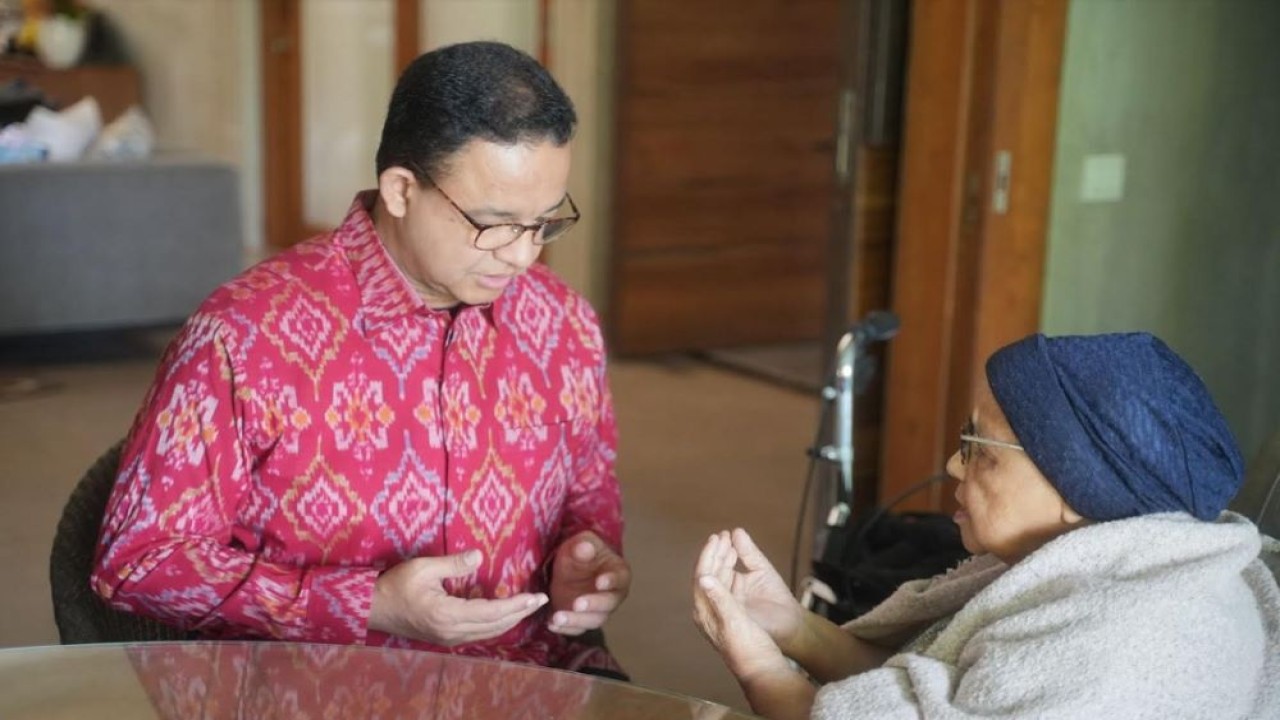 Anies Baswedan saat meminta restu dan doa dari ibunya untuk maju di Pilkada 2024/ist