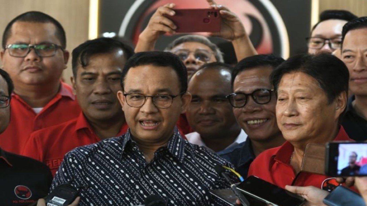 Anies Baswedan bersama Ketua DPD PDI Perjuangan Ady Widjaja (kanan) memberikan keterangan kepada wartawan usai menggelar pertemuan tertutup di kantor DPD PDI Perjuangan, di Cakung, Jakarta Timur, Sabtu (24/8/2024). (ANTARA FOTO/Fakhri Hermansyah/foc)